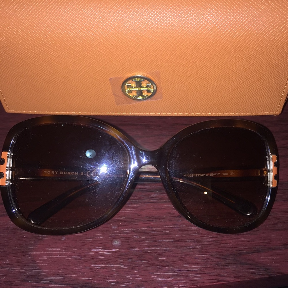 Tory Burch- New with case-lens is perfect